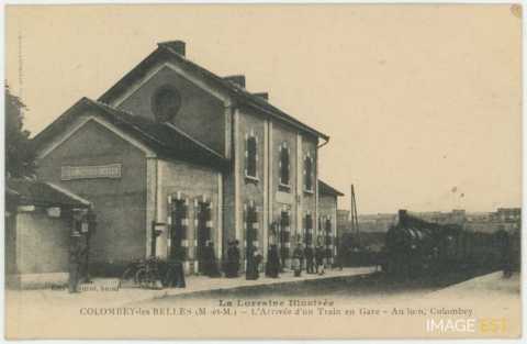 Arrivée d'un train en gare (Colombey-les-Belles)