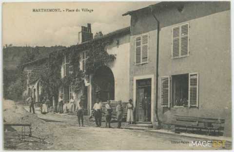 Une place (Marthemont)
