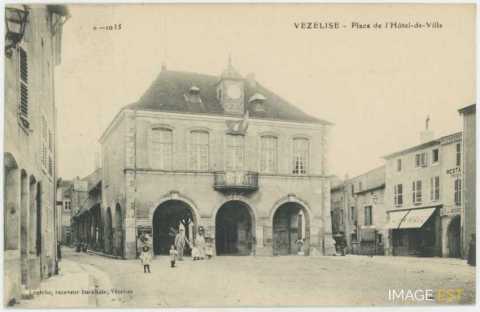 Place de l'Hôtel de ville (Vézelise)