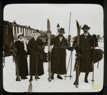 Groupe de skieurs à la gare (Gérardmer)