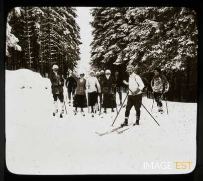Groupe de skieurs en forêt (Gérardmer)