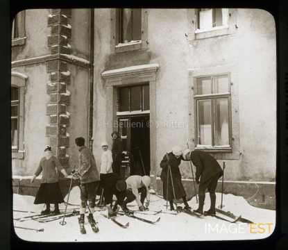 Groupe de skieurs chaussant leurs skis (Gérardmer)
