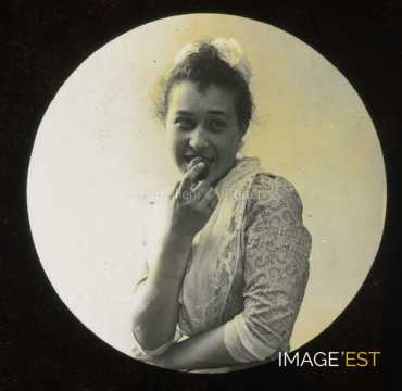 Femme mangeant un fruit
