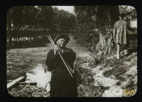 Pêcheur au bord d'une rivière