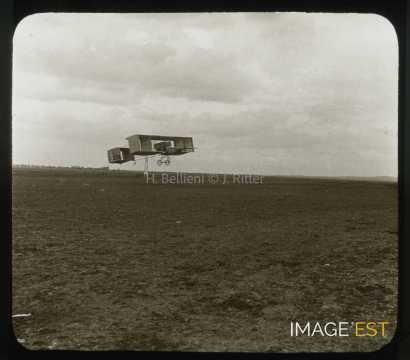 Biplan Voisin piloté par Henri Farman (Bétheny)