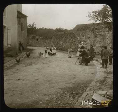 Enfants nourrissant des poules (Liverdun)