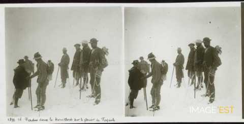 Alpinistes à l'arrêt sur le glacier de Ferpècle (Evolène)