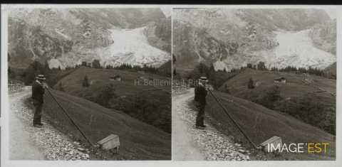 Sonneur de cor dans les Alpes