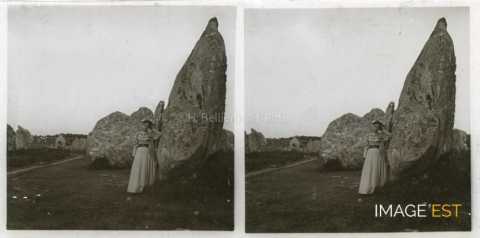 Femme à côté d'un menhir (Carnac)