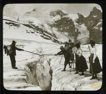 Au bord d'une crevasse dans les Alpes (Suisse)