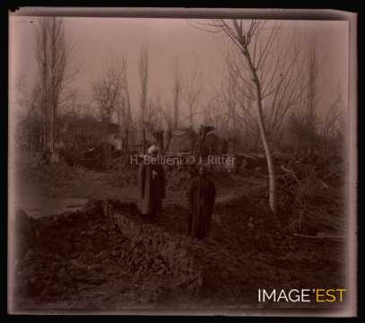 Hommes dans un paysage en ruines (Boukhara)