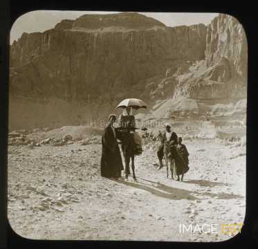 Femme devant le site de Deir el-Bahri (Médinet Habou)