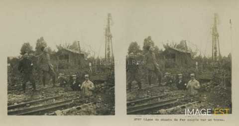 Ligne de chemin de fer coupée par un boyau
