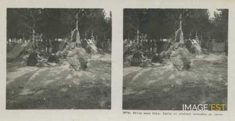 Tables et chaises creusées en terre