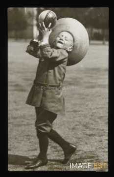 Enfant recevant une balle