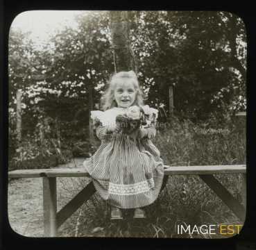 Petite fille sur un banc