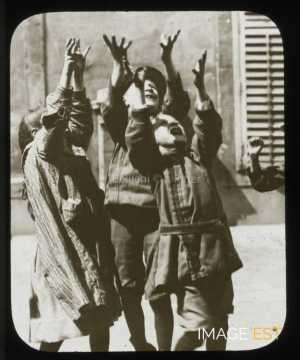 Enfants attendant une balle