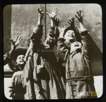 Enfants attendant une balle
