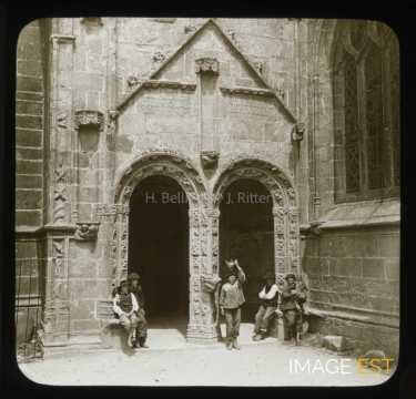 Enfants devant le portail de l'église Saint-Nonna (Penmarch)