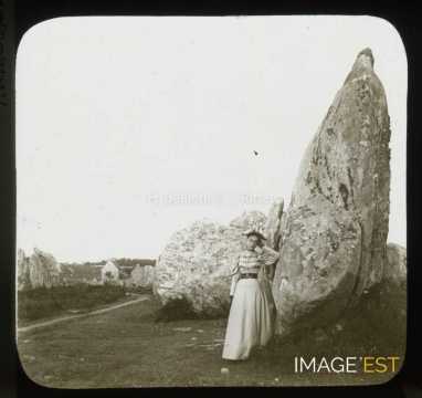 Femme à côté d'un menhir (Carnac)