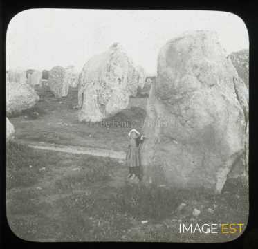 Enfant à côté d'un menhir (Carnac)