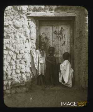 Enfants devant une porte (Tombouctou)