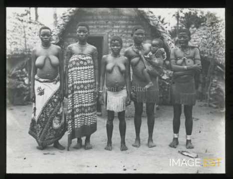 Femmes batèkes