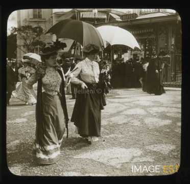 Deux femmes marchant (Paris)