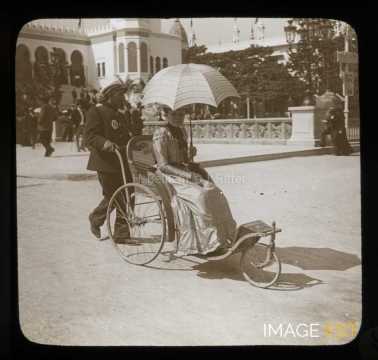 Femme dans un fauteuil roulant (Paris)