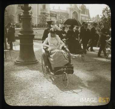 Femme dans un fauteuil roulant (Paris)