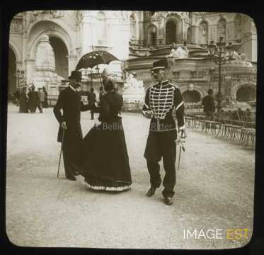Homme et femme discutant (Paris)