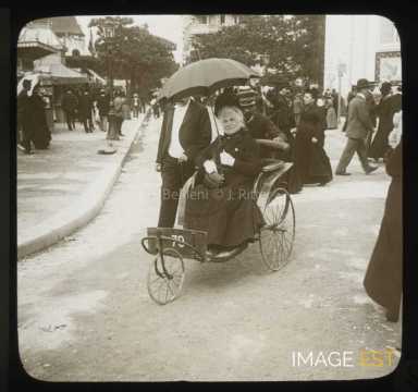 Vieille femme dans un fauteuil roulant (Paris)