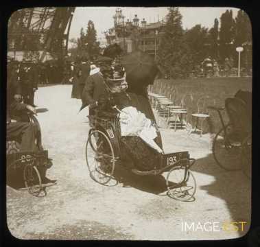 Femme dans un fauteuil roulant (Paris)