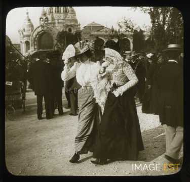 Deux femmes marchant (Paris)
