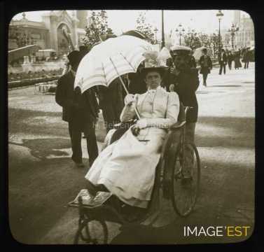 Femme dans un fauteuil roulant (Paris)