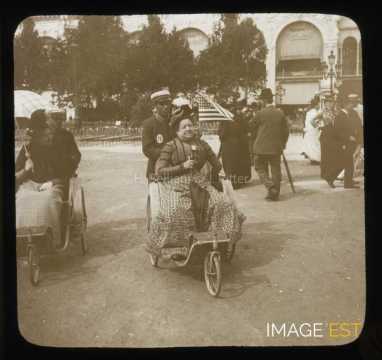 Femme dans un fauteuil roulant (Paris)