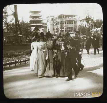 Groupe de femmes et officiers (Paris)
