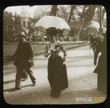 Femme marchant (Paris)