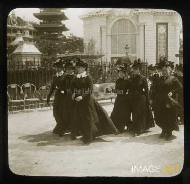 Groupe de femmes marchant (Paris)