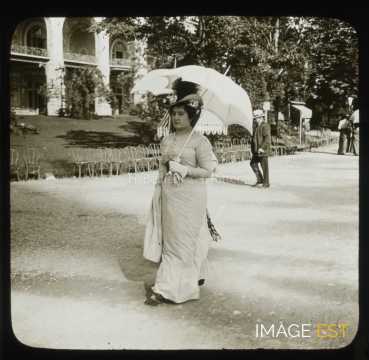 Femme marchant (Paris)