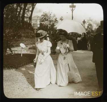 Femmes marchant (Paris)