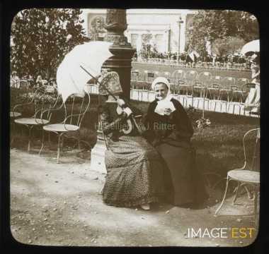 Femmes discutant (Paris)