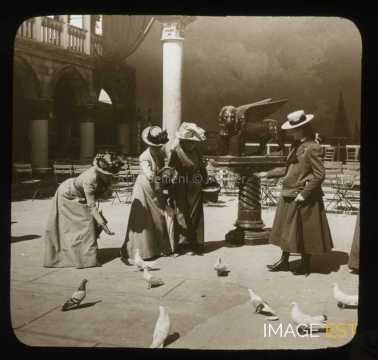 Femmes nourrissant des pigeons (Paris)