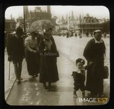 Groupe de visiteurs marchant (Paris)