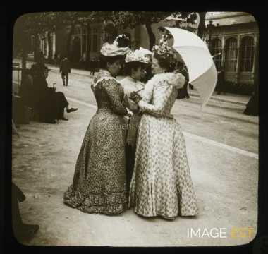 Femmes discutant (Paris)