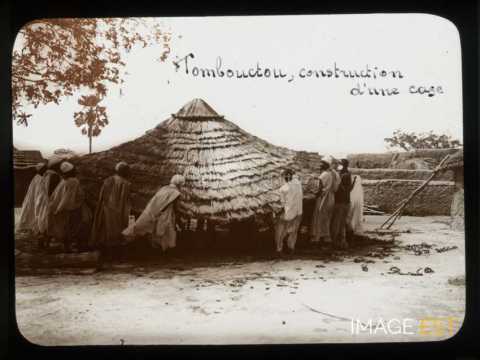 Montage d'un toit sur une case (Mopti)