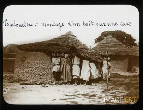 Montage d'un toit sur une case (Mopti)