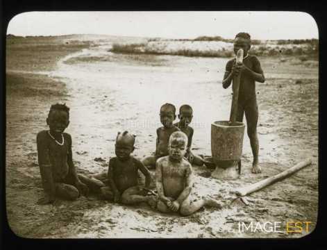 Enfants pilant le mil (Tombouctou)