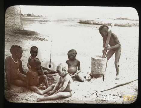 Enfants pilant le mil (Tombouctou)