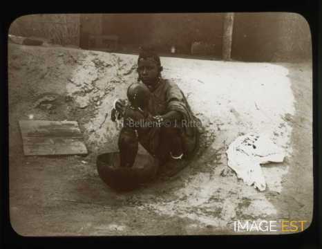 Toilette d'un enfant (Tombouctou)